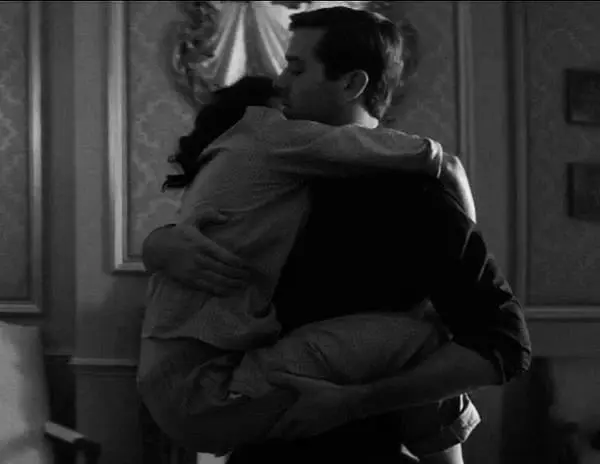 做一个brat，享受甜蜜的调皮魅力 一