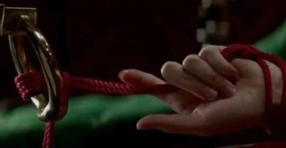 如何理解圣水在BDSM中的重要性与使用技巧 一